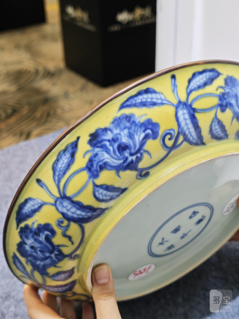 明弘治 黄釉青花花卉盘 - 图2